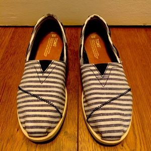 Tom’s Classic Women’s Canvas Slip On Shoes Size 8